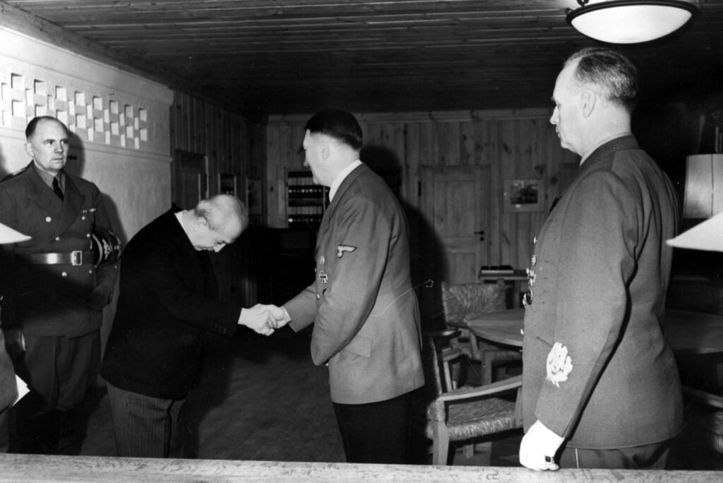 2-4-1024x684 Adolf Hitler İle Görüşen Türk Komutanlar ve Görevliler Tarih